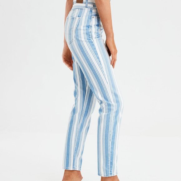 LIKE NEW AE Mom jeans - Picture 1 of 6